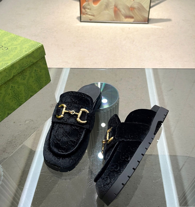 G*u*i slippers